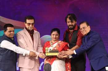 Tinu Verma, Dheeraj Kumar, Meghna Naidu, ACP Sanjay Patil At The Rashtriya Achiever Award Organized By Sanjeev Kumar