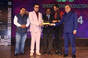 Sunil Sonhiya Received Rastriya Achiever Award In Mumbai By The Hands Of Actor/Director & Producer Of Creative Eye
